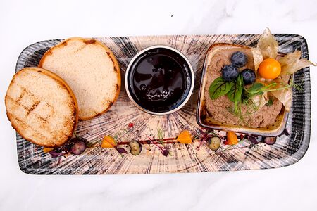 Паштет из куриной печени с ягодным соусом