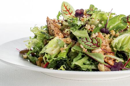 Зеленый салат с сыром Гравьера и трюфельным маслом