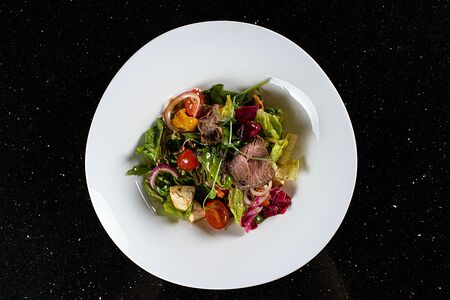 С ростбифом, свежими овощами и моцареллой