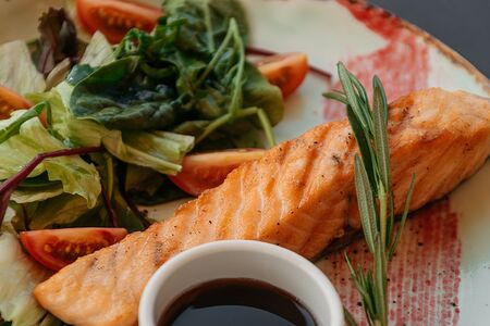 Стейк из лосося с томатами и микс салатом