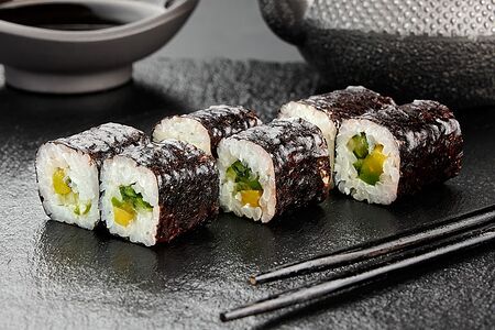 Маки с огурцом и авокадо