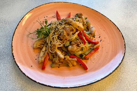 Вок лапша с курицей и овощами