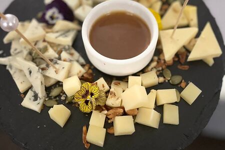 Тарелка сыров с орехами