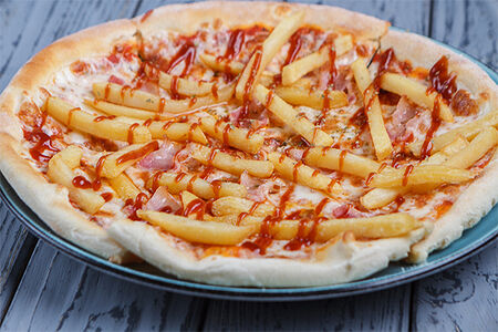 Пицца с беконом, картошкой фри и соусом барбекью Микеланджело