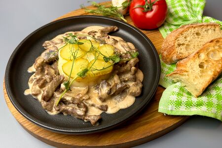 Бефстроганов из говядины с картофельным пюре