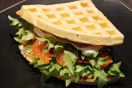 С лососем на овсяно-гречневой вафле