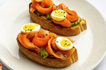 Брускетта с лососем и авокадо