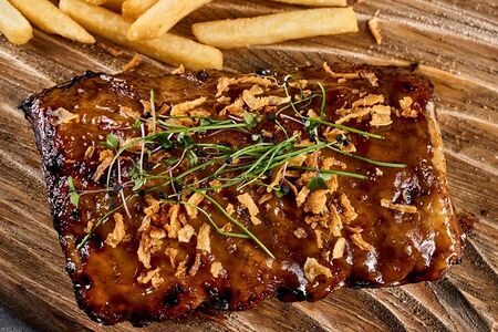 Свиные рёбрышки в соусе унаги-барбекю