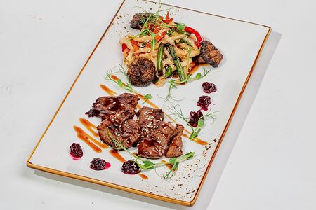 Говядина с овощами и пряной вишней