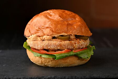 Бургер тайский с соусом том ям Халяль