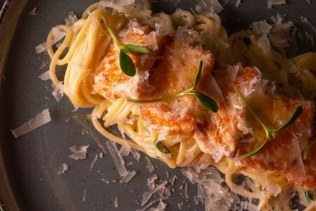 Спагетти с лососем в сливках