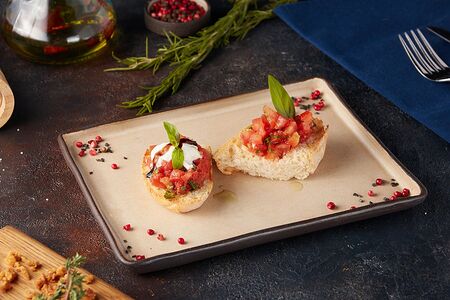 Брускетта с помидорами