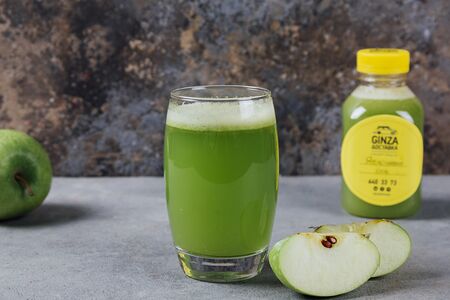 Свежевыжатый яблочный сок