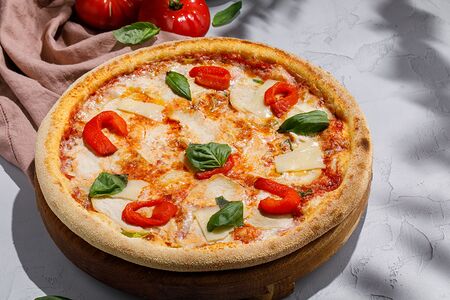 Пицца с курицей и соусом песто