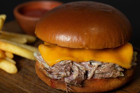 Бургер Pulled beef с вишней