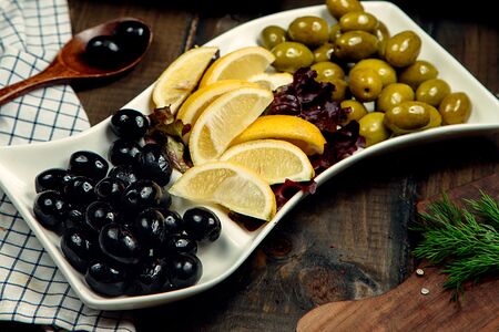Маслины и лимон