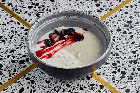 Каша рисовая с ягодами и ягодным джемом