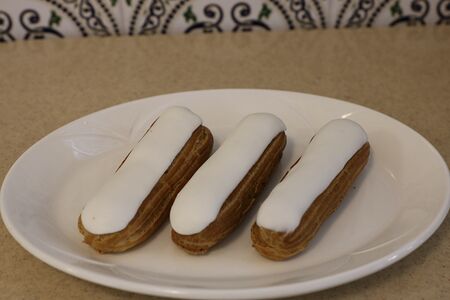 Эклер ванильный