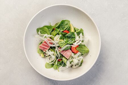 Молодой шпинат с тунцом, клубникой и щавелем