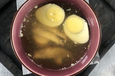 Бульон с копченым яйцом и запеченной курицей