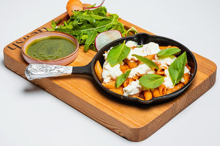 Пенне в томатном соусе со страчателлой