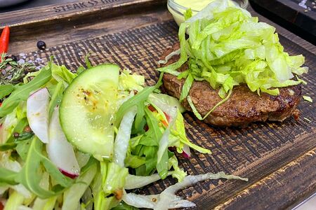 Грандбиф из мраморной говядины со сливочным-устричным соусом 