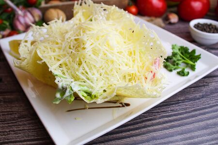 Фирменный салат Noosh с семгой 