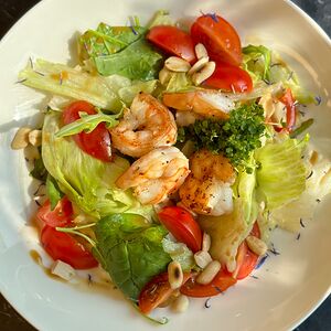 Салат с королевскими креветками и медово-горчичным соусом