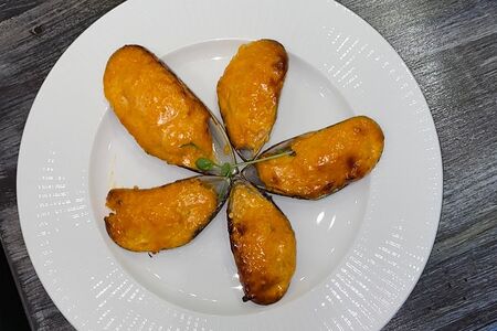 Мидии, запеченные с икрой летучей рыбы