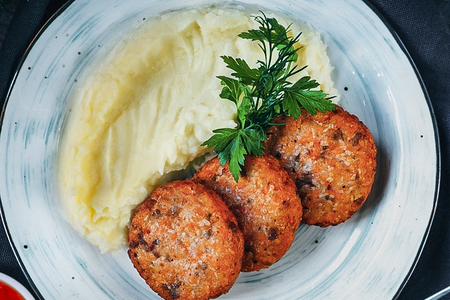 Котлетки из лосося с картофельным пюре