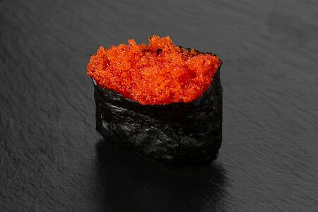 Суши с тобико