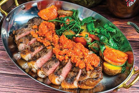 Cтейк Стриплойн с мини-картофелем, томатами и аджикой