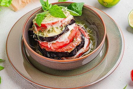 Баклажан запеченный с моцареллой