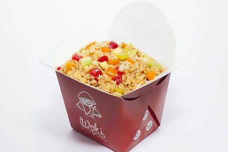 Китайский жареный рис овощами и чесноком