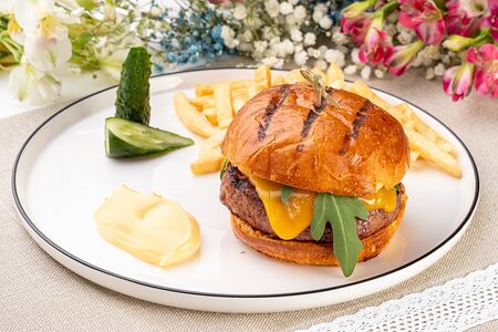 Бургер с мраморной телятиной и сыром чеддер