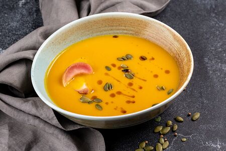 Крем-суп из тыквы с запеченным яблоком