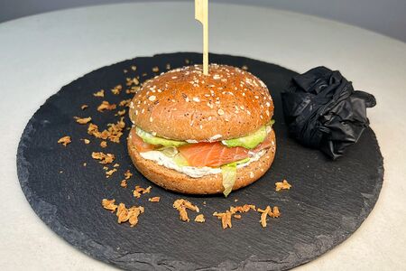 Бейгл с форелью и авокадо