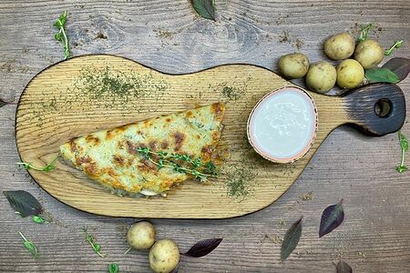 Драник, фаршированный куриной грудкой, томатами и сыром моцарелла