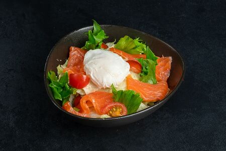 Лосось с яйцом пашот