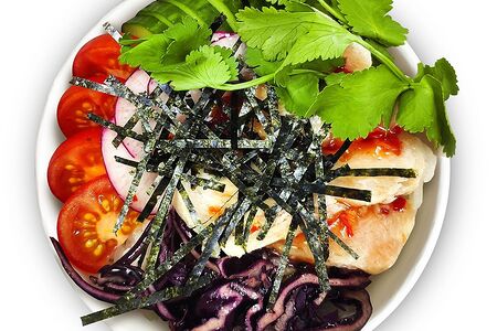 Поке с курицей в сладком чили