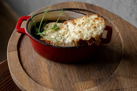 Луковый суп с сырным крутоном