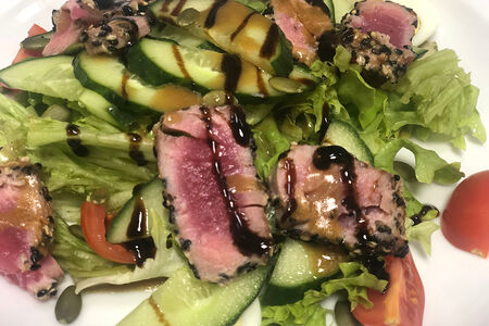 Салат с тунцом и медово-горчичной заправкой