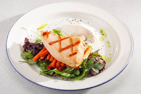 Стейк из индейки с морковью и соусом блю чиз