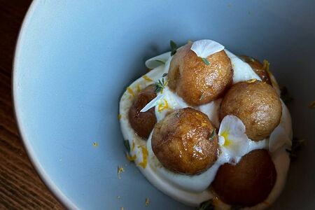 Медовые пончики с муссом греческий йогурт