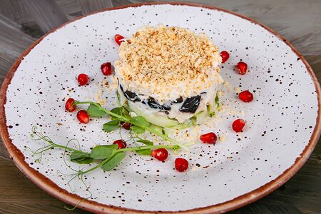 Салат с курицей, черносливом и грецким орехом