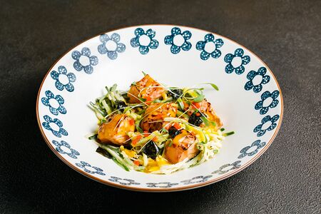 Салат с опалённым лососем