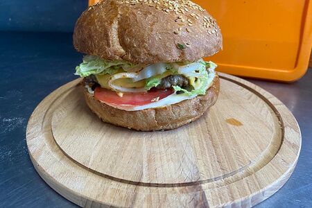 Бургер с говяжьей котлетой