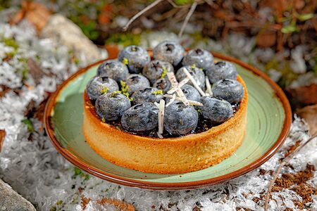 Корзинка с голубикой