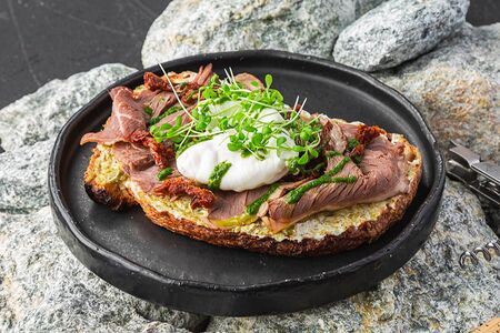 Брускетта Пастрами на подушке из гуакамоле