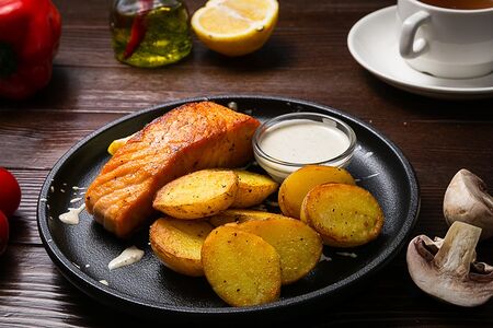 Стейк семги с картофелем